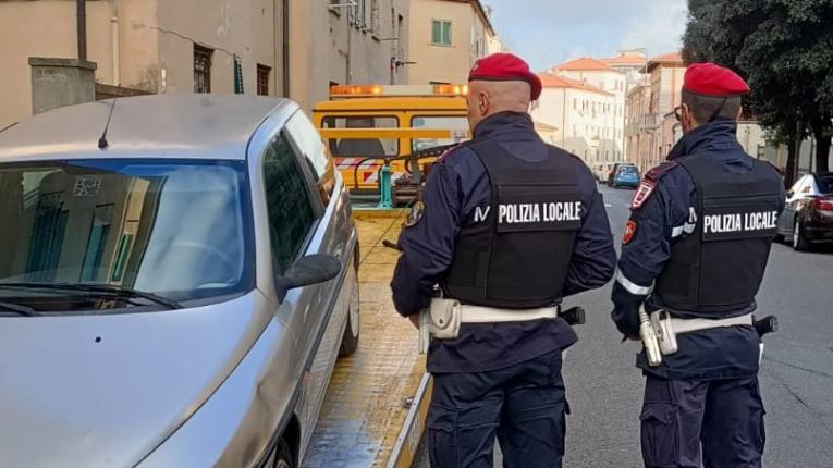 Auto abbandonate o senza assicurazione, multati 16 proprietari: sanzioni per 25.000 euro
