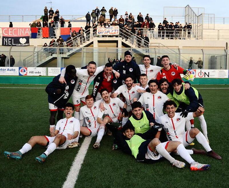 Il Cecina in festa dopo la vittoria nel derby (foto Michele Falorni/Silvi)