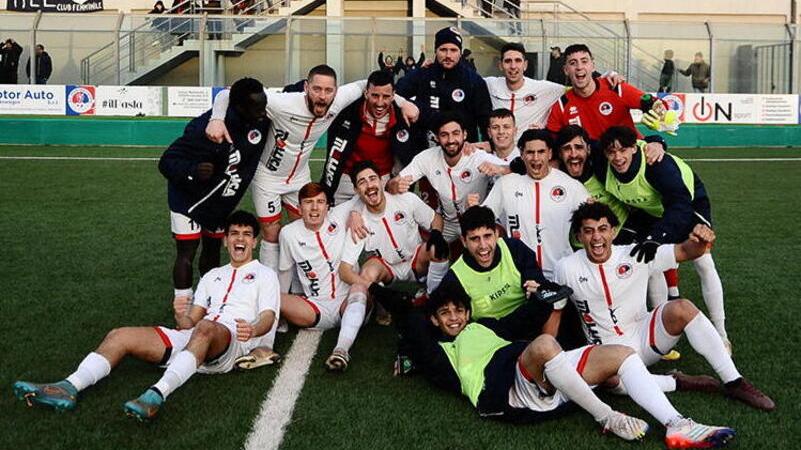 Il Cecina in festa dopo la vittoria nel derby (foto Michele Falorni/Silvi)