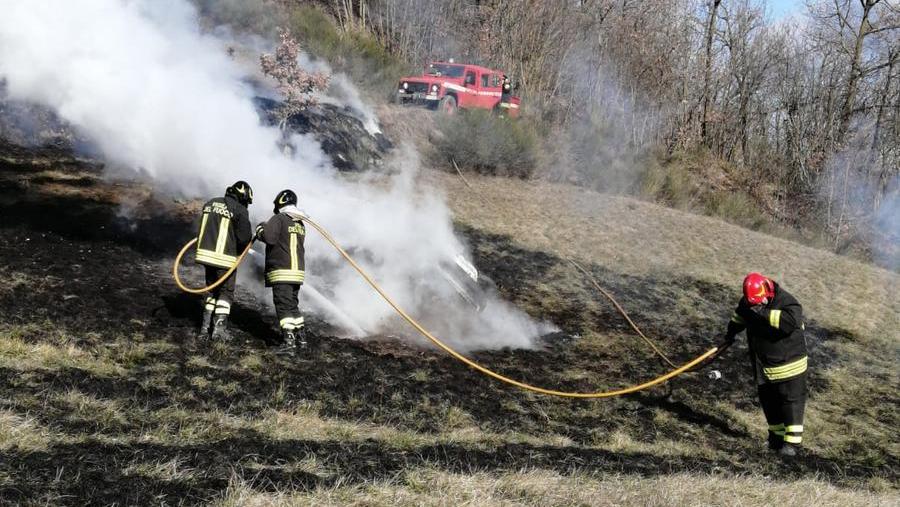 Auto finisce fuori strada e prende fuoco: morta una donna di 55 anni