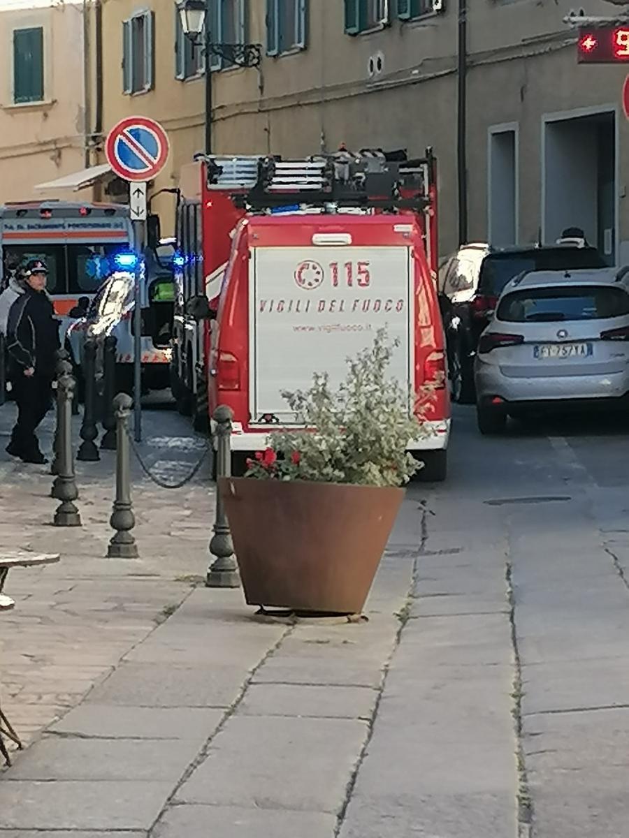
	I vigili del fuoco e l'ambulanza del Santissimo Sacramento in via Guerazzi subito dopo la caduta della persiana

