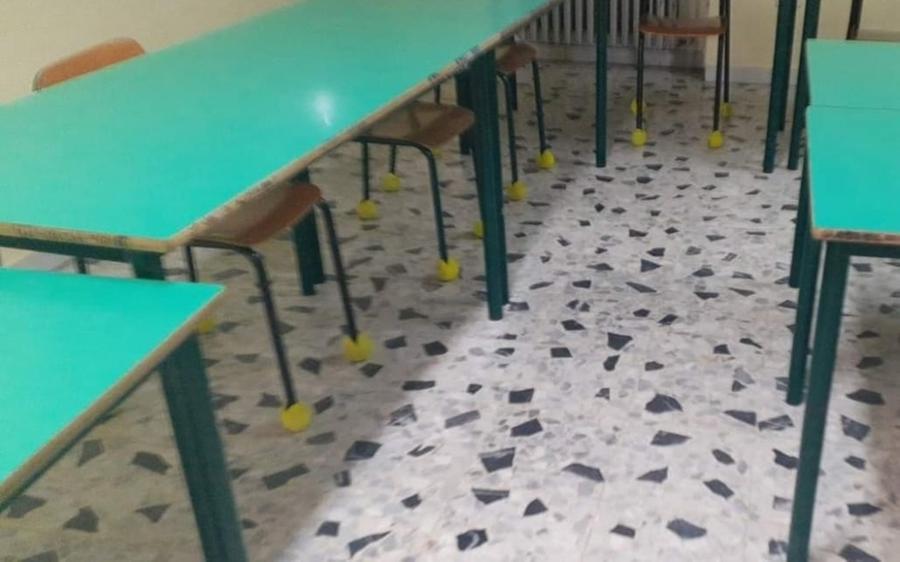 L’istituto comprensivo di Muravera a caccia di palline da tennis per “silenziare” le sedie