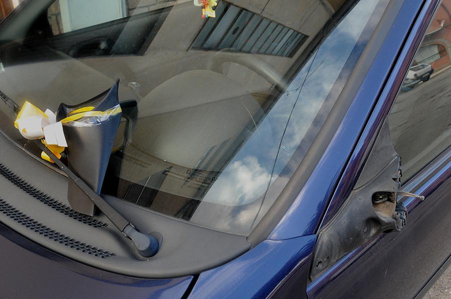 
	Uno specchietto di un'auto rotto (archivio)

