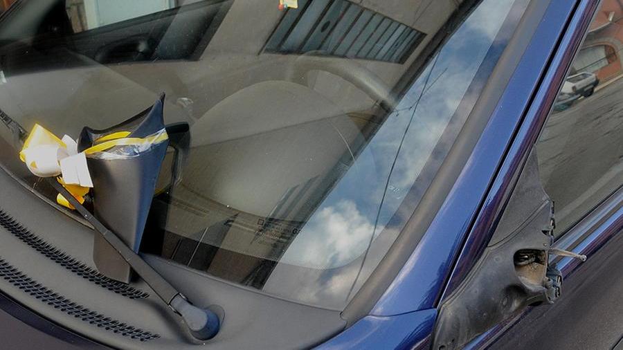 Uno specchietto di un'auto rotto (archivio)