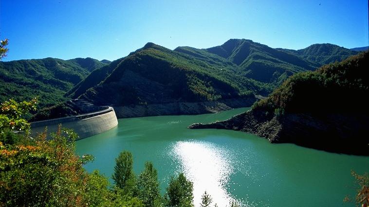 Il lago e la diga di Ridracoli