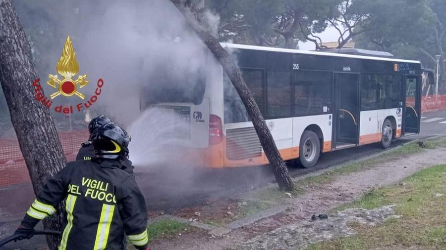 Bus prende fuoco a Cagliari, l’autista riesce a mettere tutti in salvo