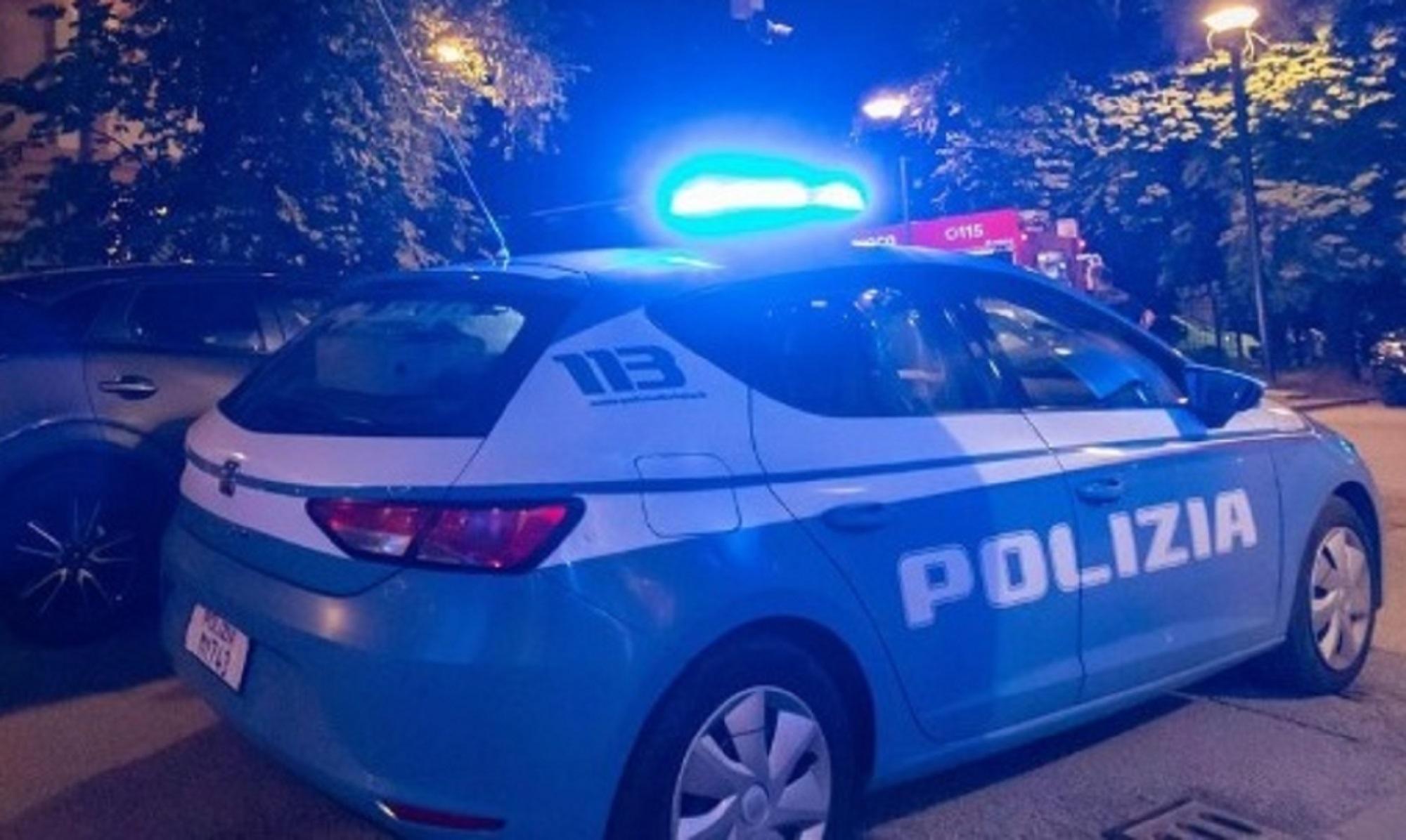 Una volante della polizia di Stato (foto d'archivio)