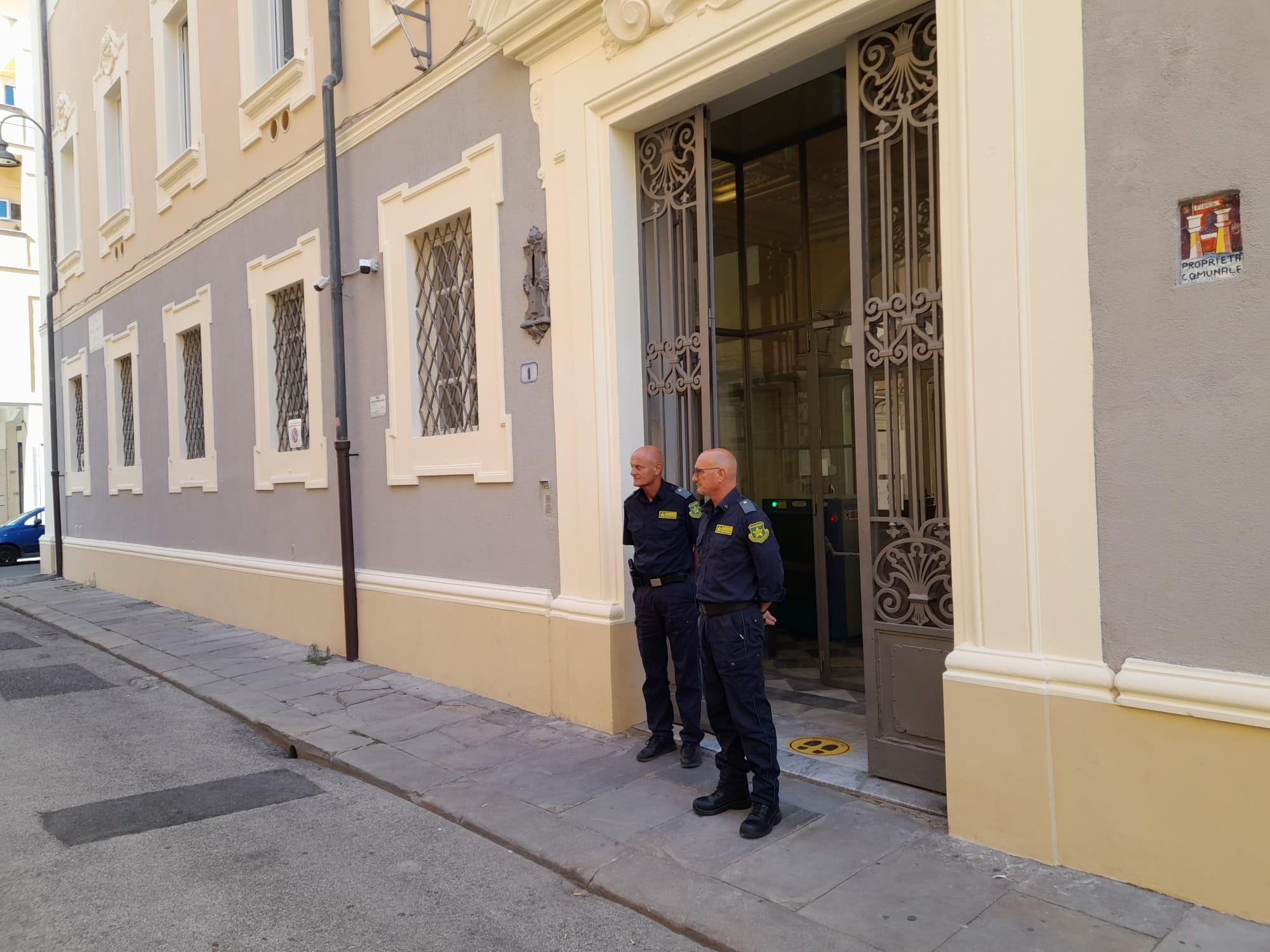 Due guardie giurate all'ingresso del tribunale di Livorno
