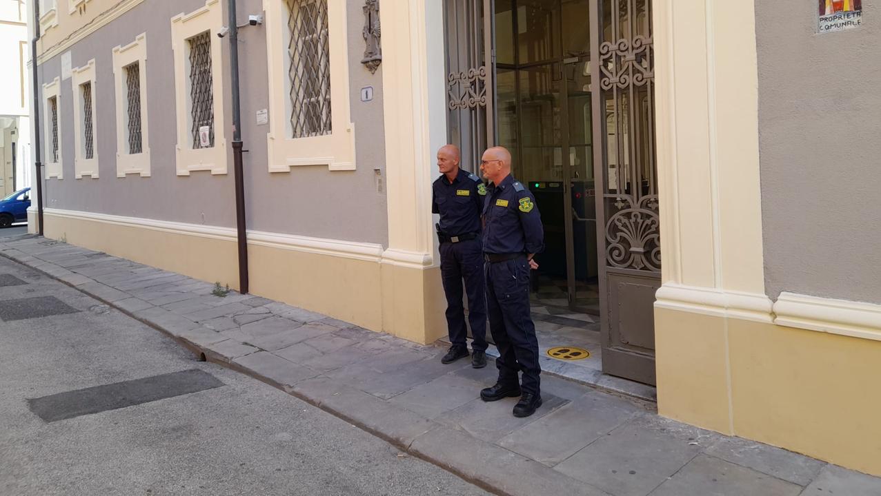 Due guardie giurate all'ingresso del tribunale di Livorno