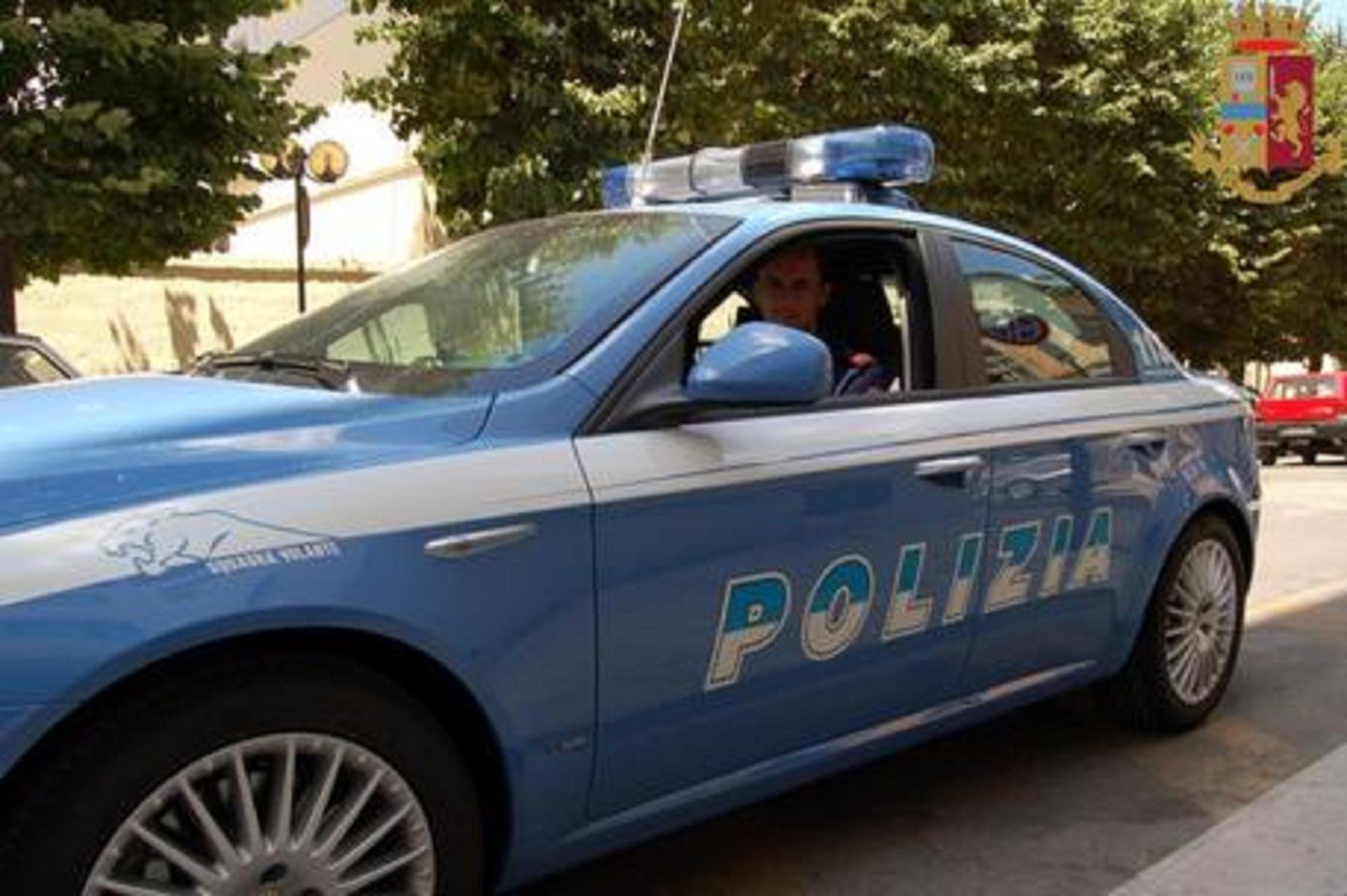 Una volante della polizia di Stato (foto d'archivio)