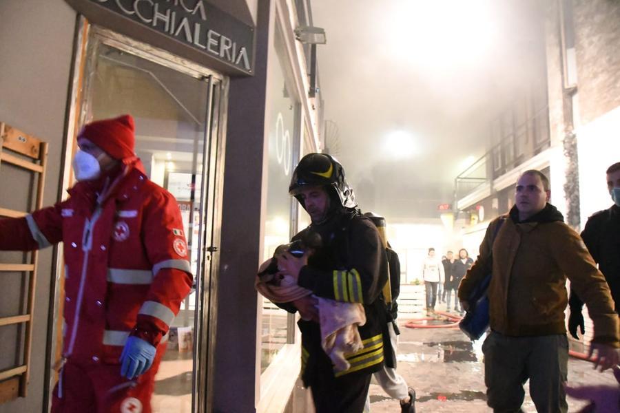 
	I vigili del fuoco salvano una neonata durante l'incendio di una palazzina aMassa (foto Claudio Cuffaro)

