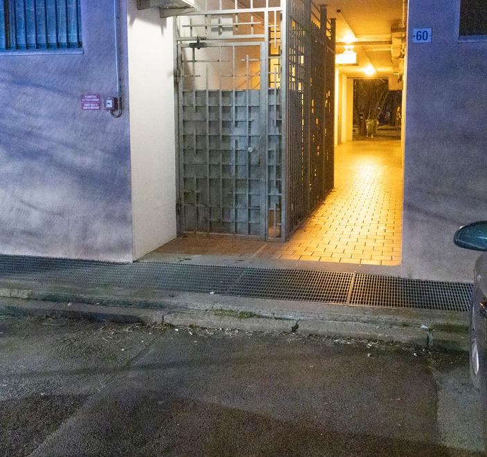 Modena. Chiavi nel tombino: per recuperarle ci cade anche lui 