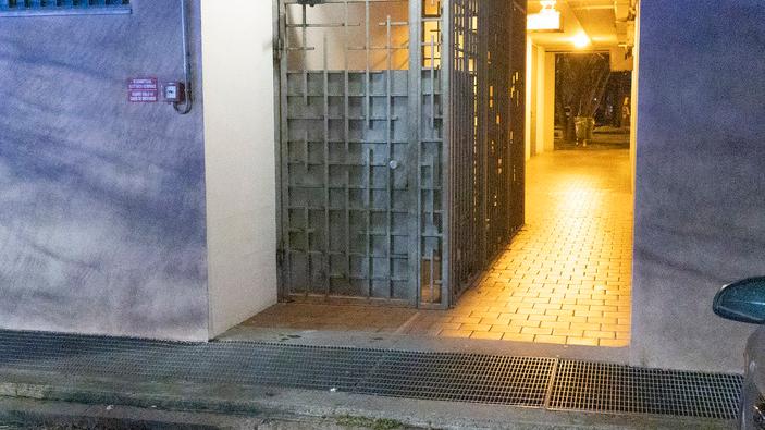 Modena. Chiavi nel tombino: per recuperarle ci cade anche lui