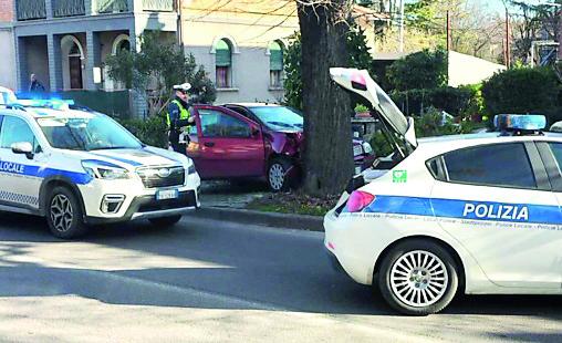 Savignano. Il malore, poi lo schianto contro un albero Lungo via Claudia perde la vita un 72enne