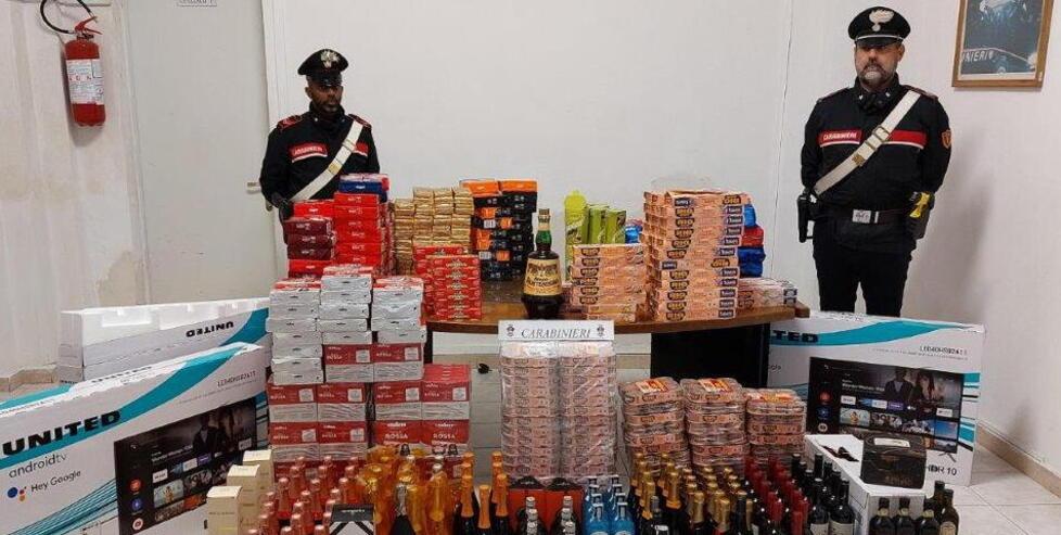 La guardia aiuta i ladri a saccheggiare la Coop di Pontedera: migliaia di euro di refurtiva, ma vengono presi