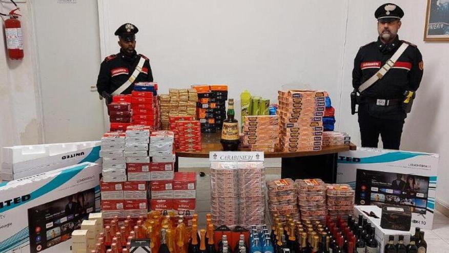 La guardia aiuta i ladri a saccheggiare la Coop di Pontedera: migliaia di euro di refurtiva, ma vengono presi