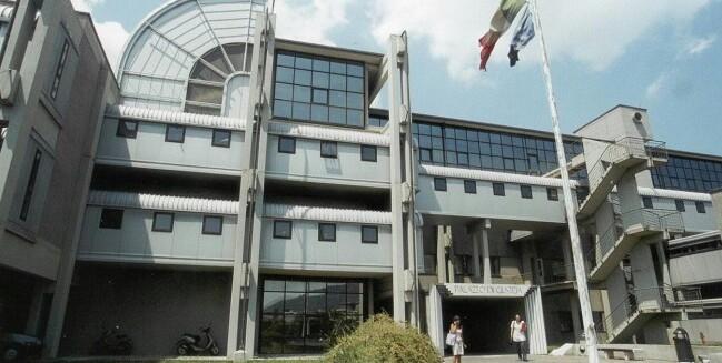 Prato, insistono a chiamarlo al processo ma l’uomo è morto da sei anni