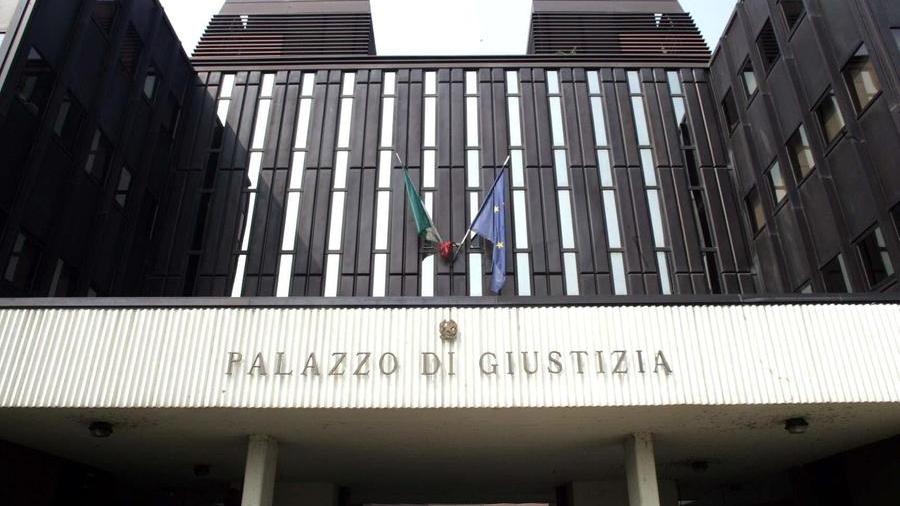 Accusa il padre di averla stuprata: «Tutto falso e non è sua figlia»