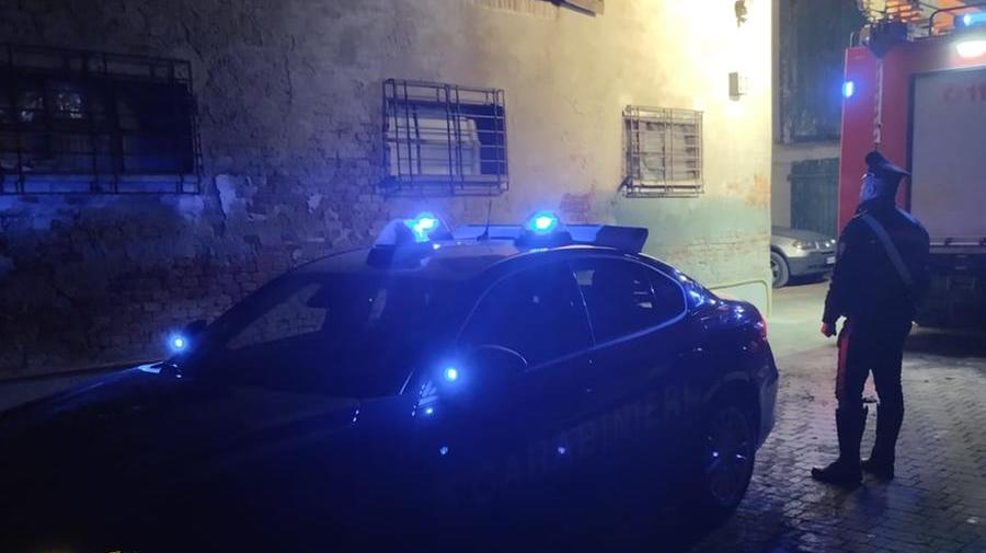 Cercano di spegnere l’incendio scoppiato in casa, padre e figlio leggermente intossicati