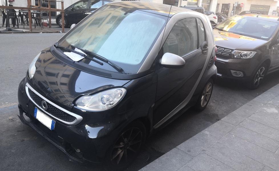 Livorno, dà fuoco all’auto della ex: «Chiedo scusa ai passanti, ma del gesto non mi pento»