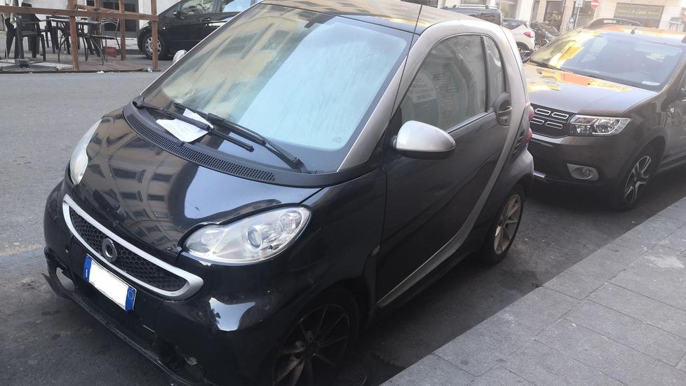 Livorno, dà fuoco all’auto della ex: «Chiedo scusa ai passanti, ma del gesto non mi pento»