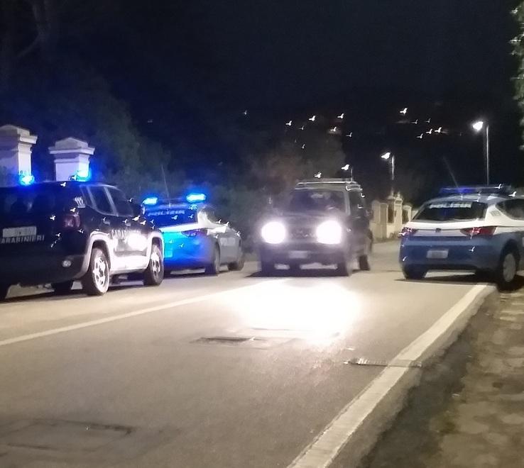 Sente dei rumori nella villa di Montenero, si barrica in una stanza e chiama la polizia: ladro arrestato