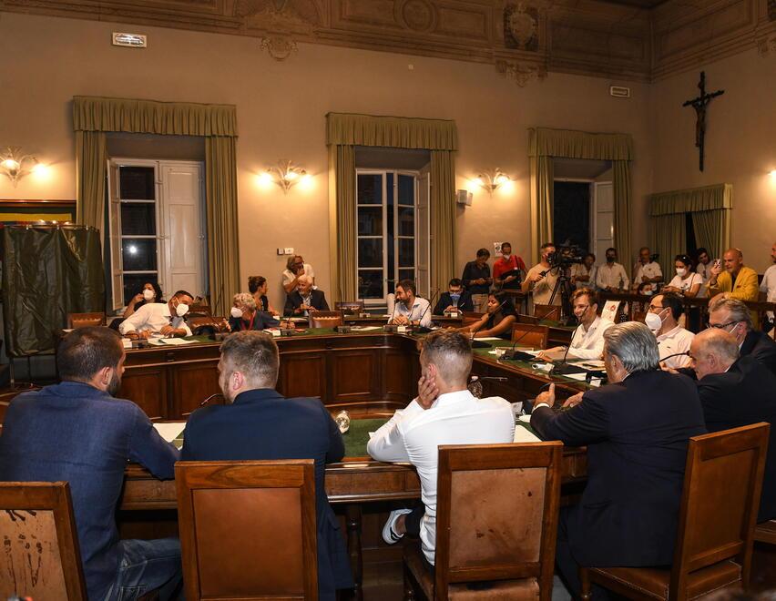 Caos Puccini, accuse a Veronesi. «Soldi agli enti in cui ha incarichi» 