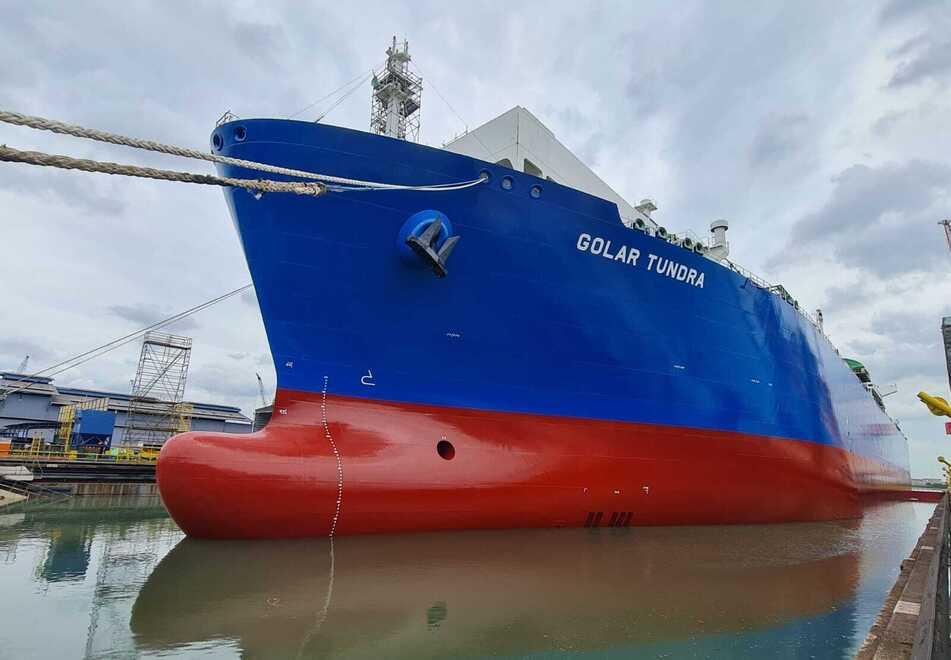 Piombino, la nave rigassificatrice dipinta di blu come chiesto dalla sovrintendenza