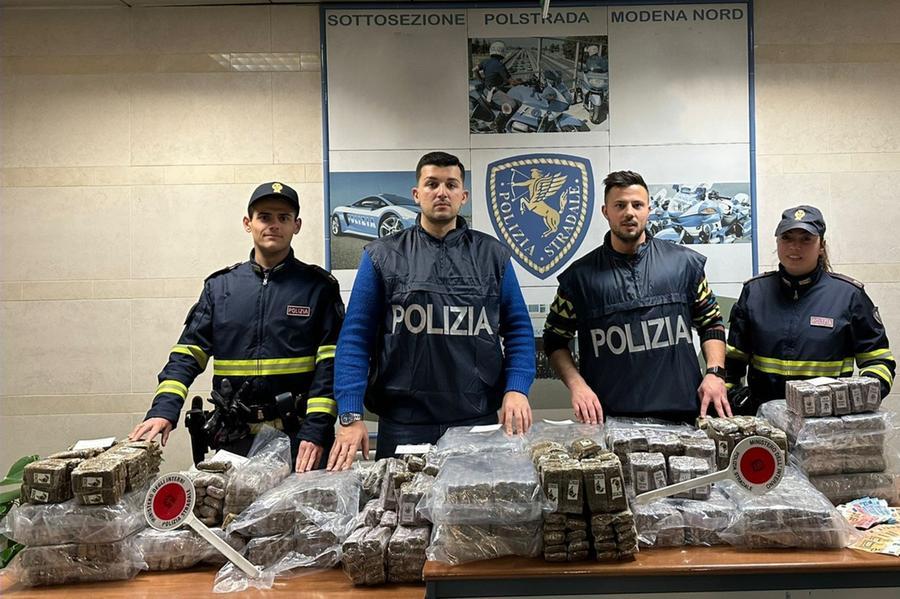 Modena, la polizia stradale intercetta tre spacciatori con 164 chili e mezzo di hashish. Arrestati