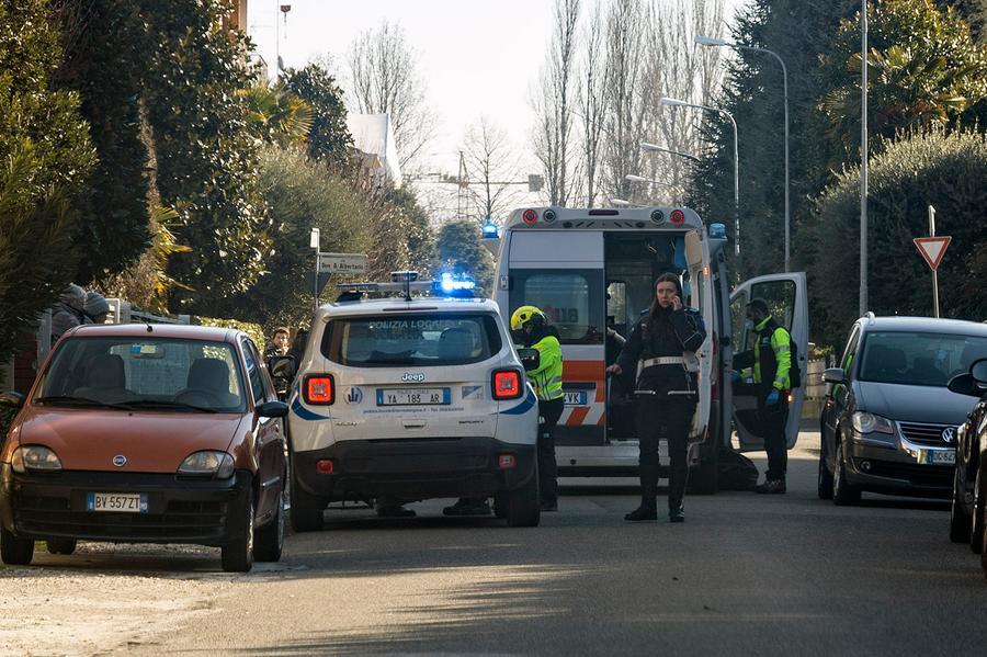 Carpi, 88enne muore in strada davanti a casa