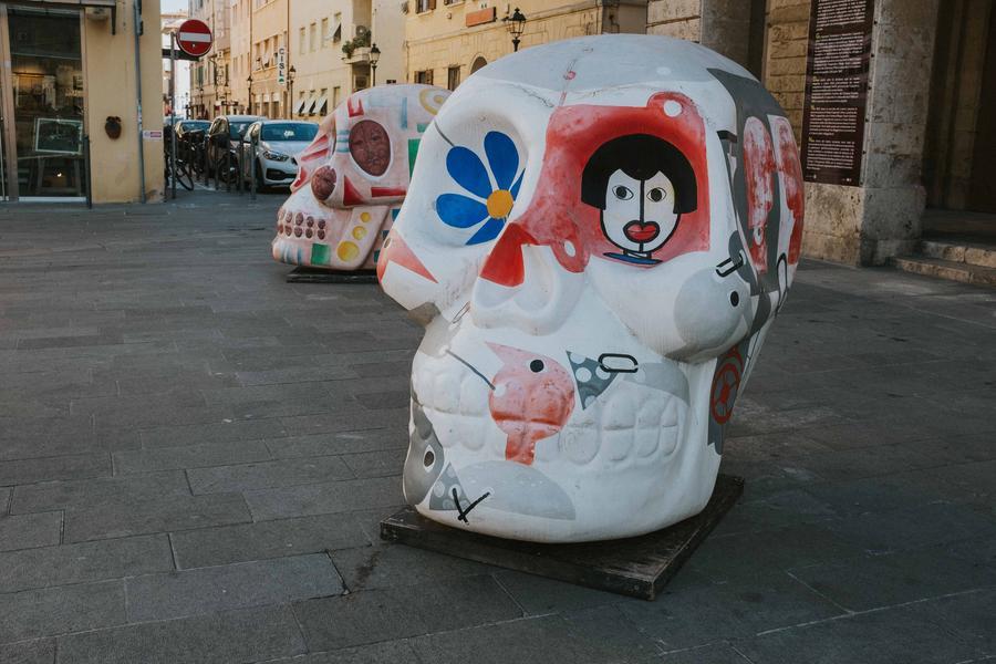 Teschi davanti al teatro Goldoni: ecco la mostra del Carnevale di Viareggio