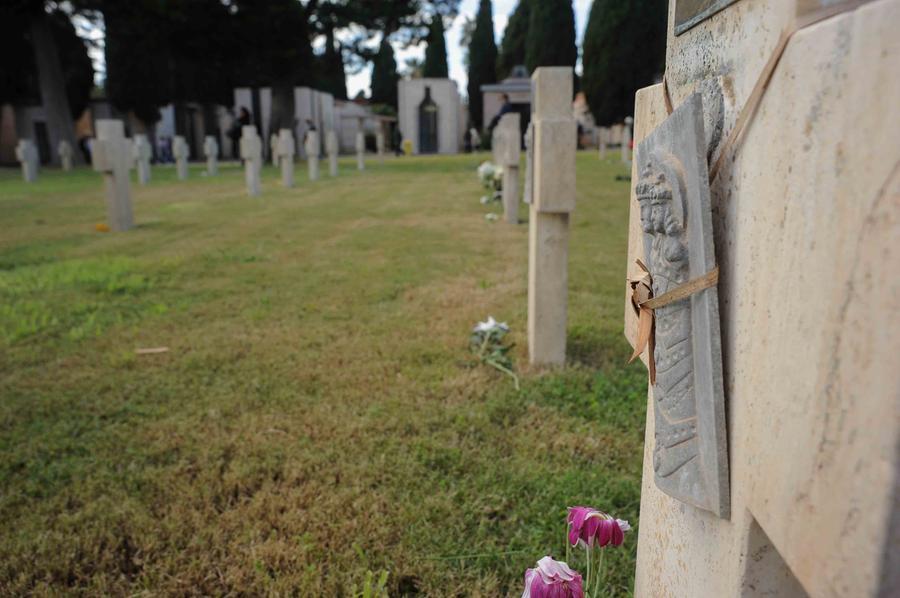 Nel cimitero di notte qualcuno scorrazza col mezzo per il trasporto salme e si schianta sulla panchina: denuncia contro ignoti
