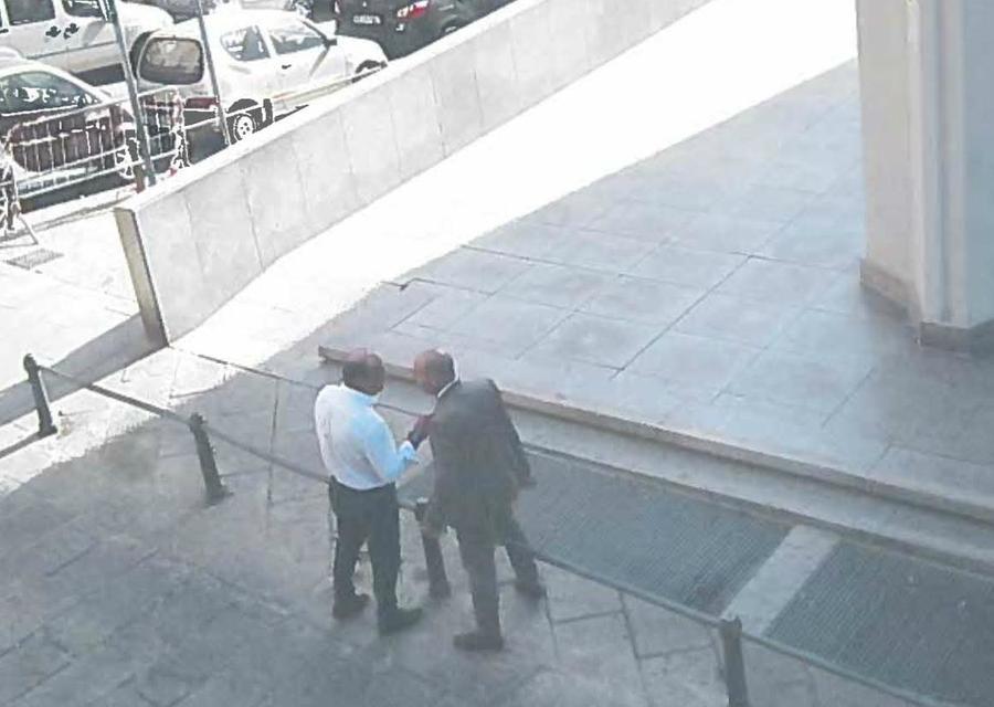 
	. Salvatore Pinna colloquia con un consigliere regionale fuori dal Consiglio a Cagliari

