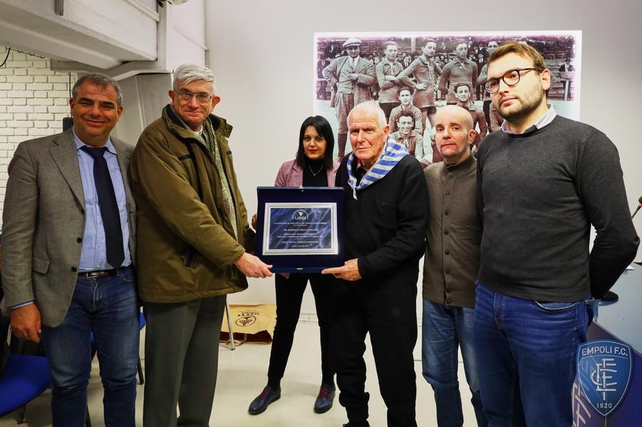 Empoli, una targa in memoria di Carlo Castellani. La cerimonia di consegna nella sala stampa dello stadio