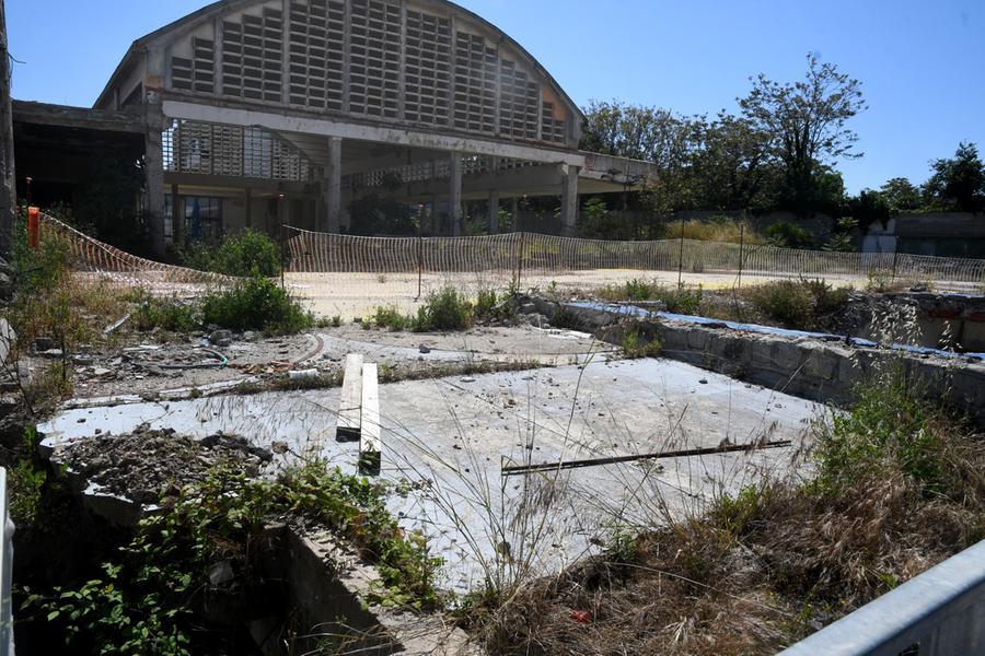 
	Il retro del cantiere del mercato di via Mazzini

