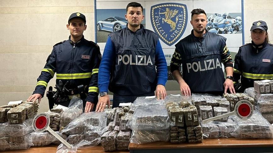 Modena. Arrestati con 164 chili di hashish dalla Stradale Modena Nord