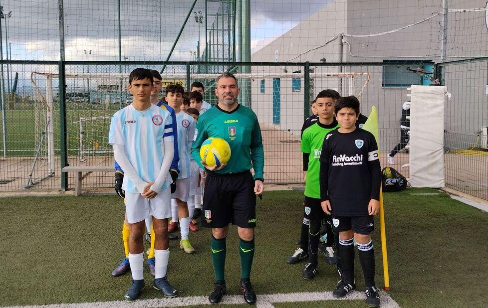 Don Cristian Garau ha fatto il suo debutto ufficiale come arbitro dirigendo sul campo del Geovillage una gara del settore giovanile che vedeva di fronte Olbia Calcio e Ilva-Maddalena