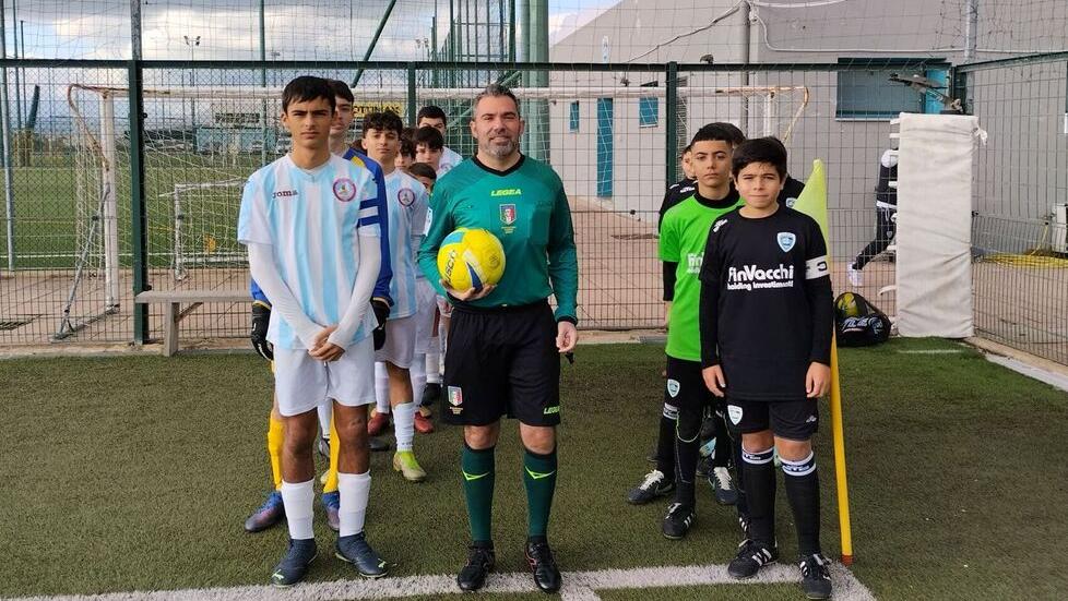 Don Cristian Garau ha fatto il suo debutto ufficiale come arbitro dirigendo sul campo del Geovillage una gara del settore giovanile che vedeva di fronte Olbia Calcio e Ilva-Maddalena