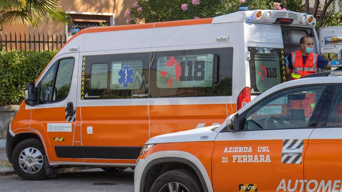 Modena Accusa un malore lungo la strada: uomo di 45 anni soccorso dal 118