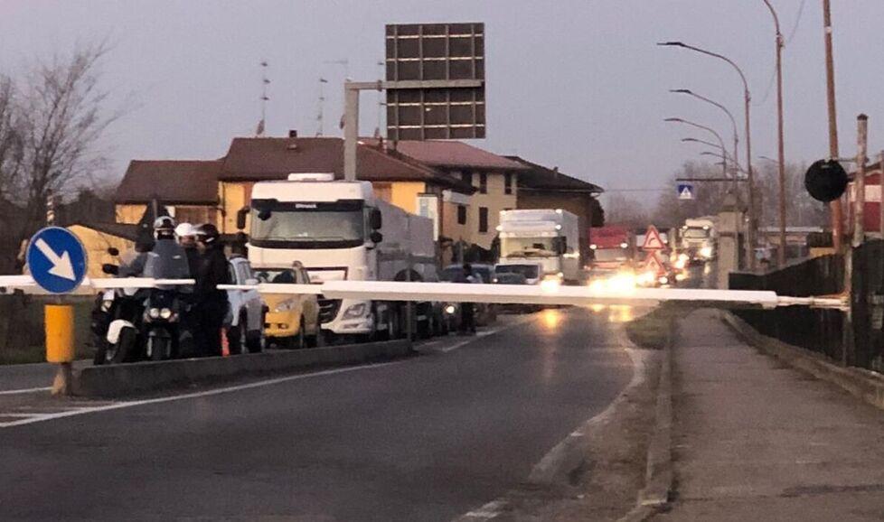 Sbarre bloccate dal gelo: traffico in tilt per un’ora
