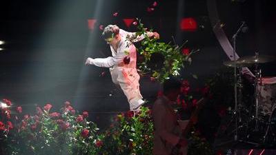 Blanco distrugge gli arredi floreali del palco dell’Ariston