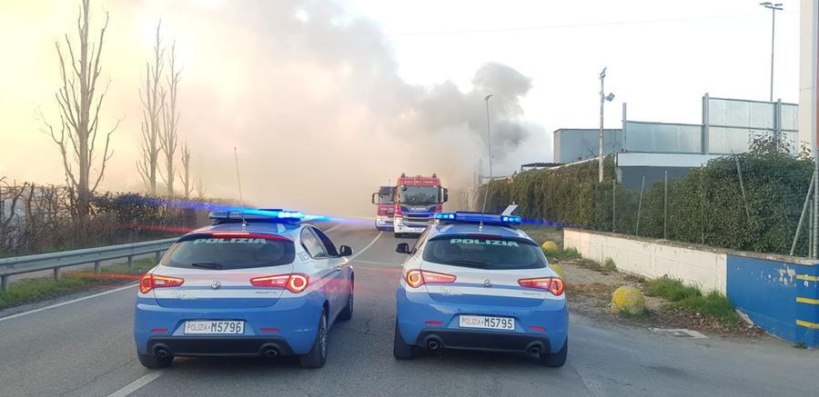 Modena, spento l’incendio in un’azienda a Baggiovara. Riaperta via Giardini. Monitoraggi di Arpae