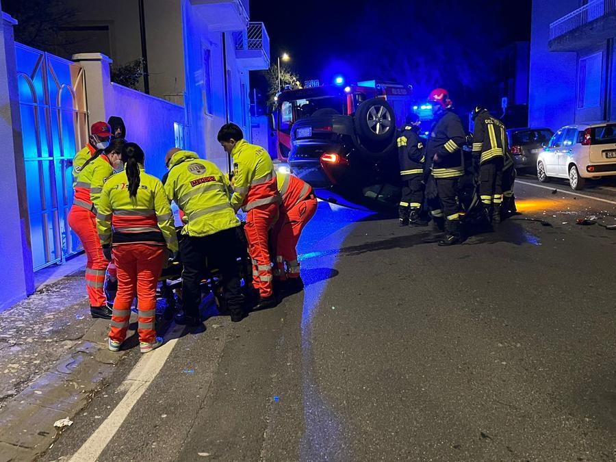 
	Soccorritori e vigili del fuoco dopo l'incidente con l'auto ribaltata

