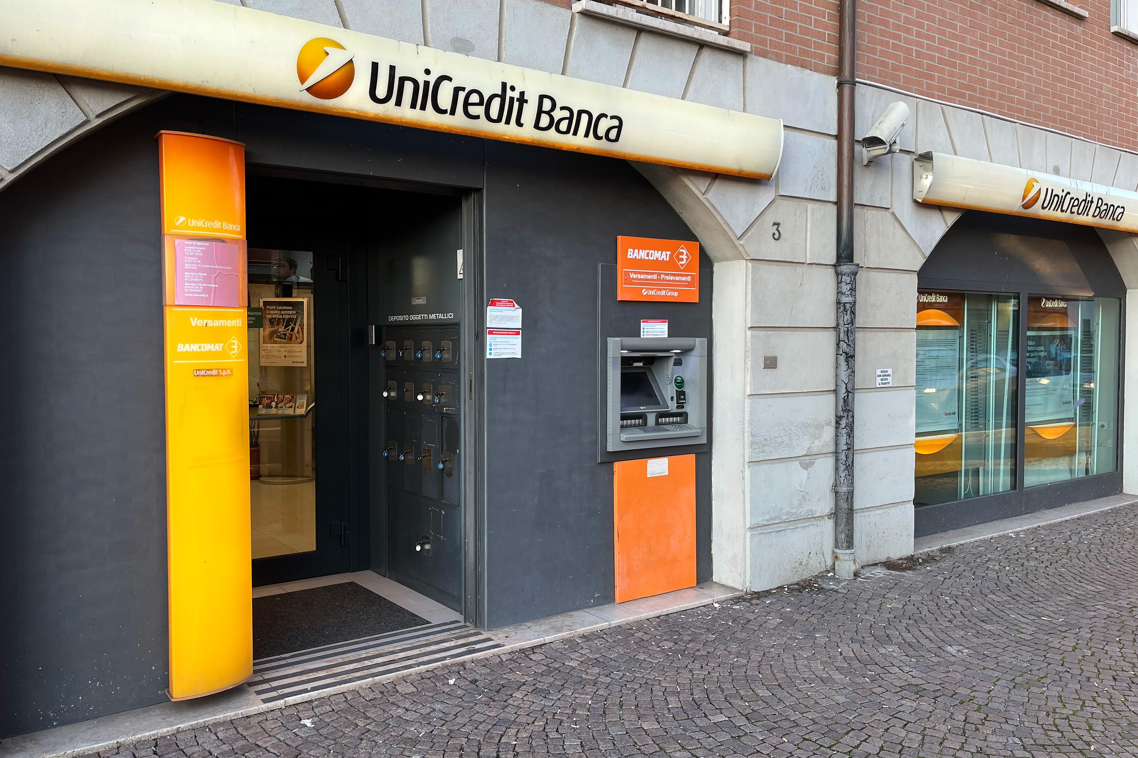 Ferrara. Donna distratta e derubata al bancomat