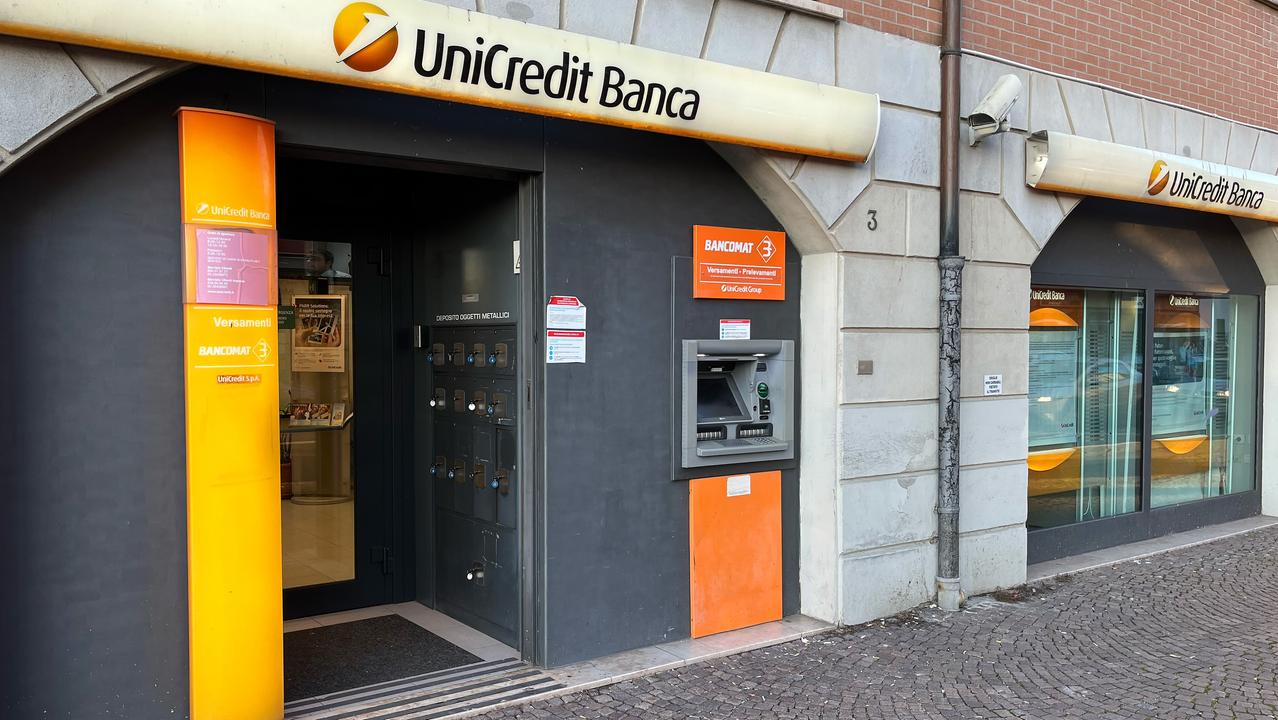 Ferrara. Donna distratta e derubata al bancomat