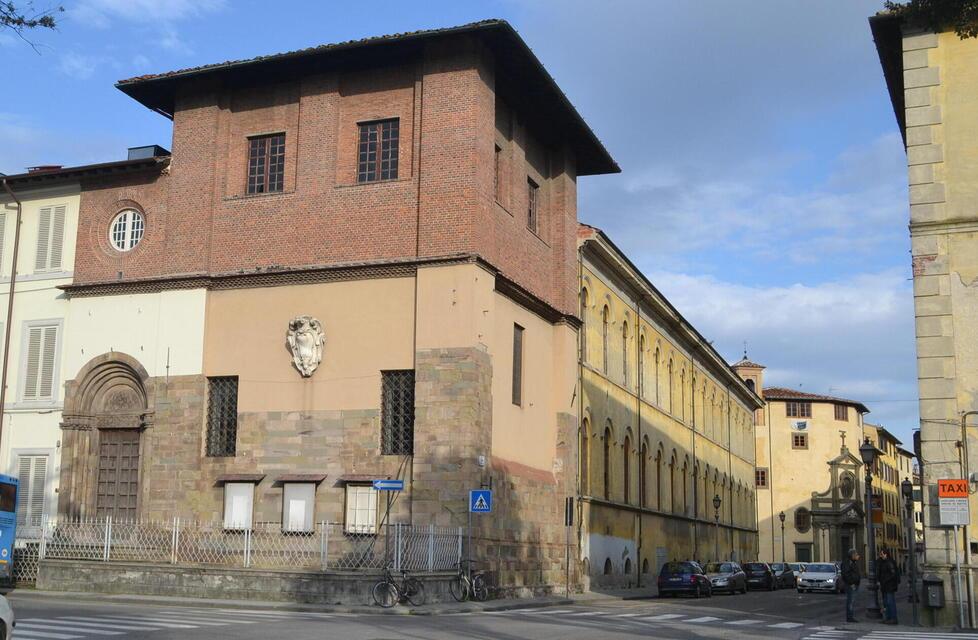 L’ex cinema Nazionale con sullo sfondo l’ex dopolavoro della Manifattura