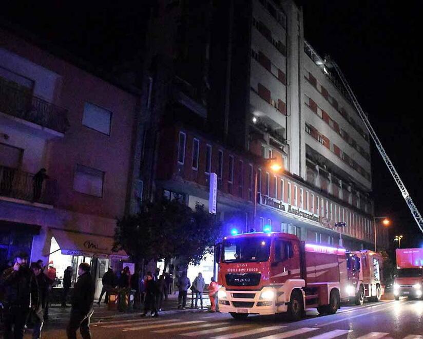 Il silenzio del giorno dopo l’incendio: in via Buonarroti luci spente, finestre chiuse e serrande abbassate
