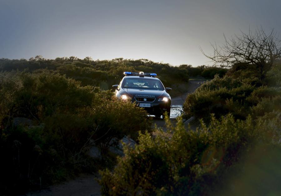 Scappa al posto di blocco, i carabinieri lo raggiungono: nei pressi dell’auto un fucile e una cartuccia, denunciato operaio di Villasimius