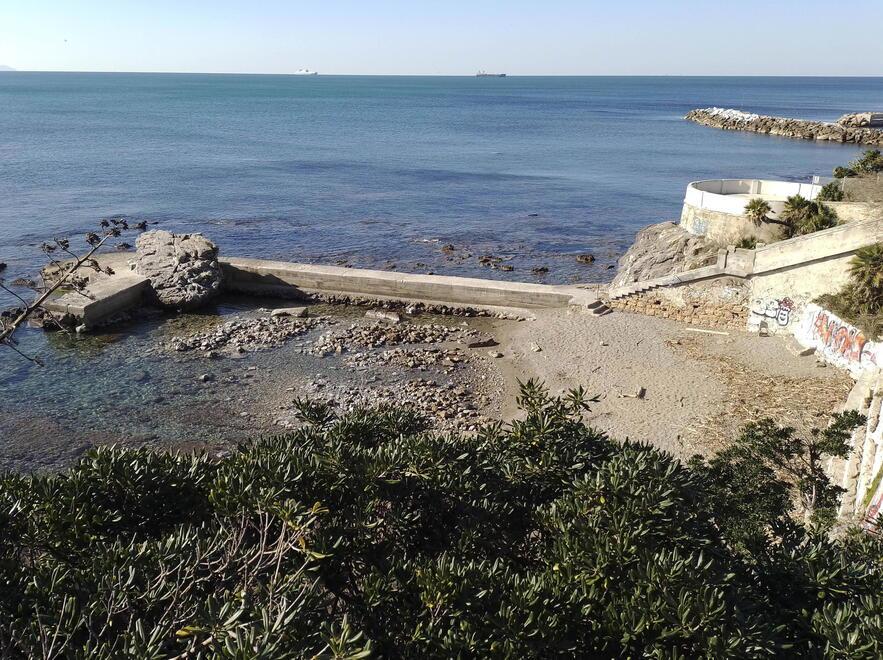 «Si staccano pezzi di scoglio». Chiusa la spiaggia del Pendola