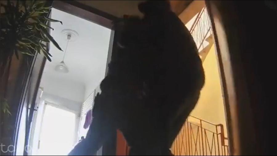 «Io, picchiata e rapinata a casa vivo nella paura che ritornino» Il racconto della titolare del bar alle Cure vittima di un agguato: 3 in carcere I malviventi la aspettano sulle scale e la trascinano dentro. Immagini choc